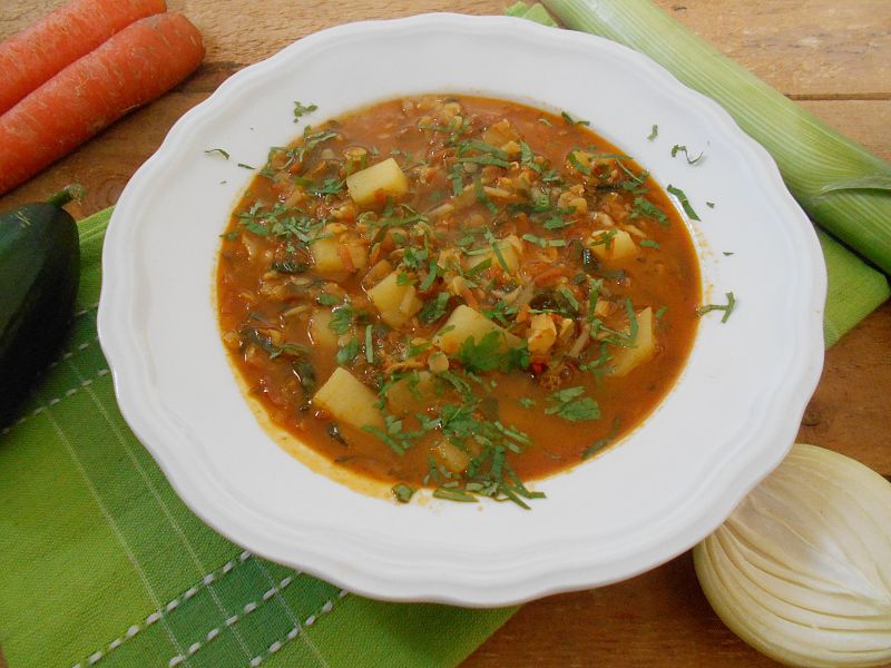 Zupa ze świeżych ogórków z soczewicą