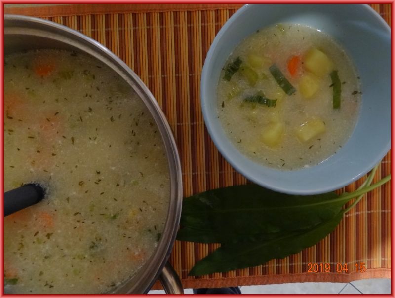 Zupa ziemniaczana z czosnkiem niedźwiedzim Zupa ziemniaczana z czosnkiem niedźwiedzim