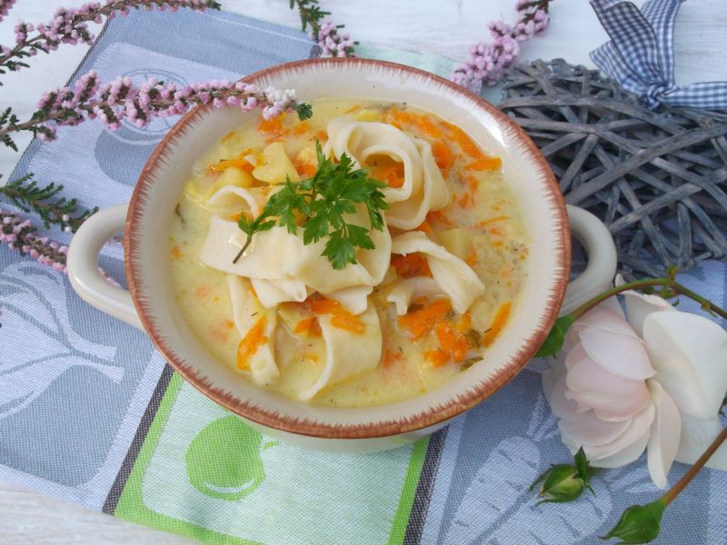 Zupa ziemniaczana z domowym makaronem