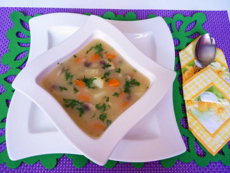 Zupa ziemniaczana z kalarepą i pieczarkami