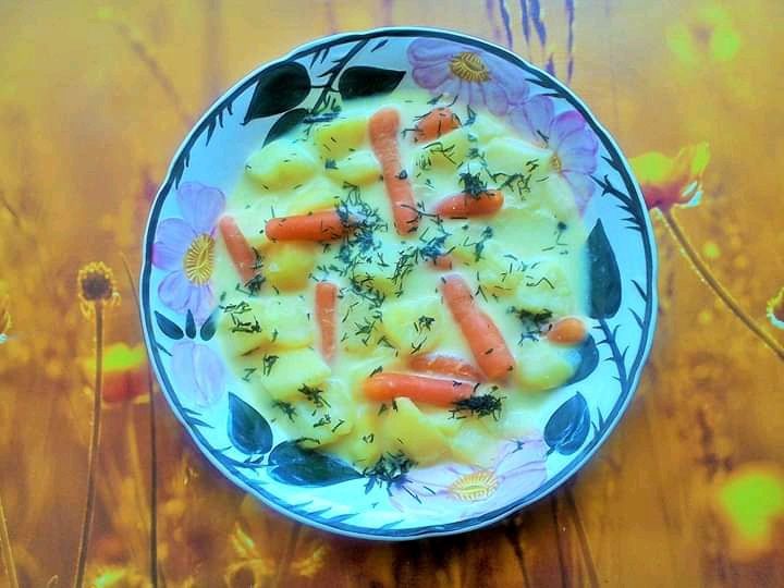 Zupa ziemniaczana z mrożoną marchewką i serkiem