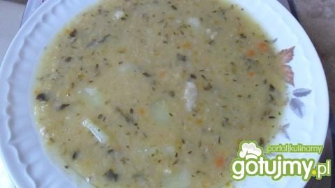 Zupa ziemniaczana z połówkami grochu