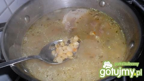 Zupa ziemniaczana z połówkami grochu
