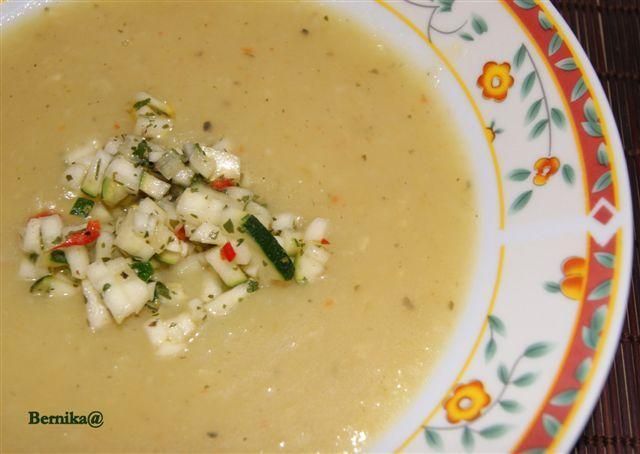Zupa ziemniaczano-cukiniowa z gremolatą  Zupa ziemniaczano-cukiniowa z gremolatą