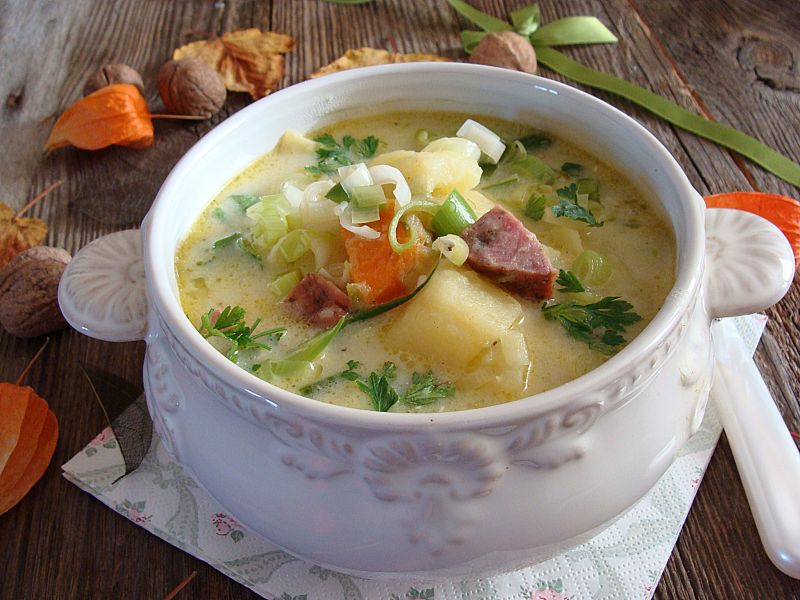 Zupa ziemniaczano porowa z kiełbasa podsuszaną Zupa ziemniaczano porowa z kiełbasa podsuszaną