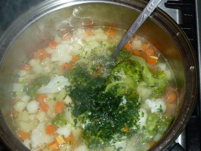 Zupka brokułowo-kalafiorowa z kaszą manną