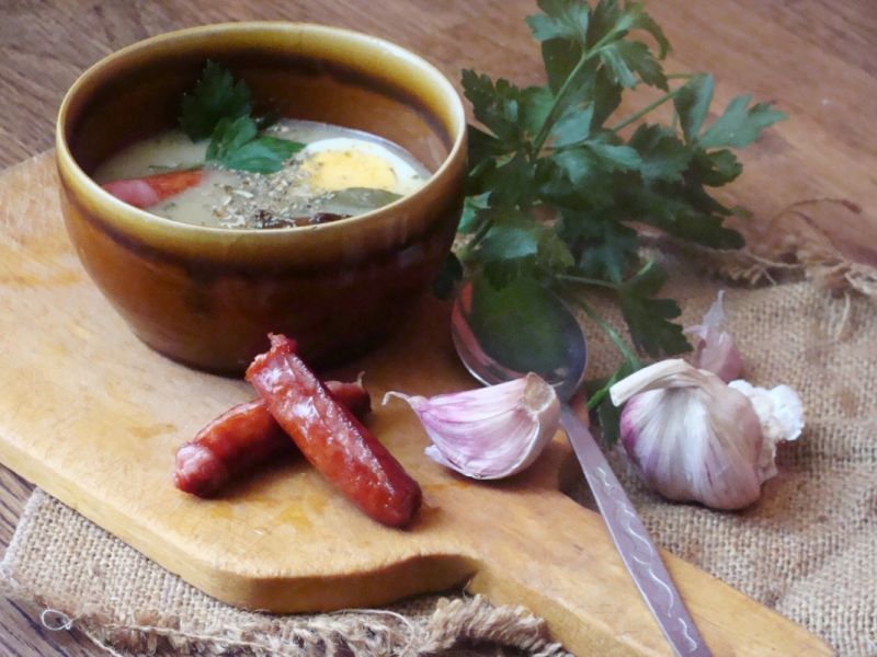 Żur z pieczoną kiełbasą  Żur z pieczoną kiełbasą