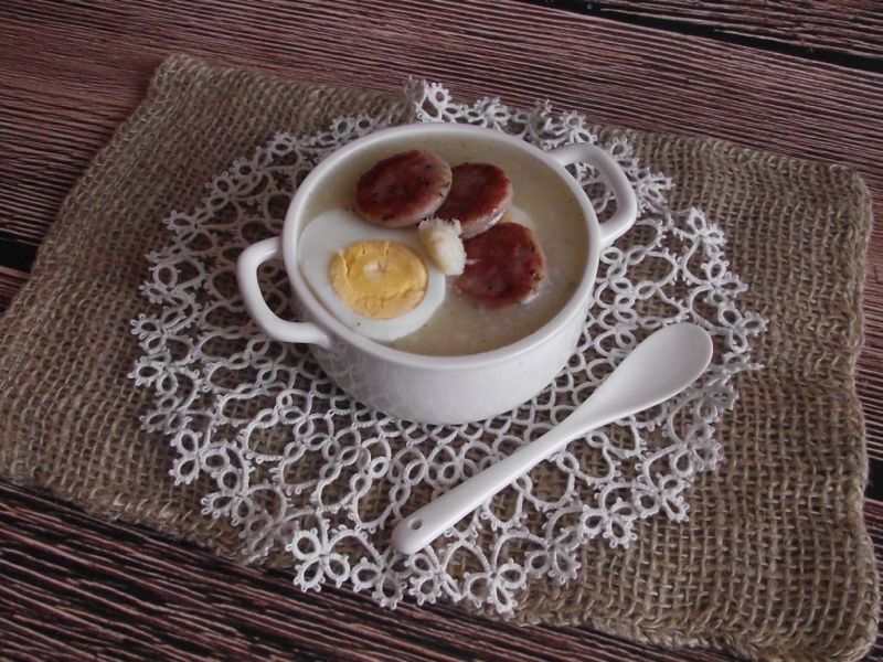 Żurek-krem z pieczoną kiełbasą, jajkiem i chrzanem