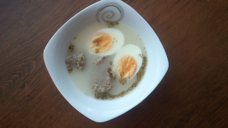 Żurek na białej kiełbasce kwaszony wodą z ogórków