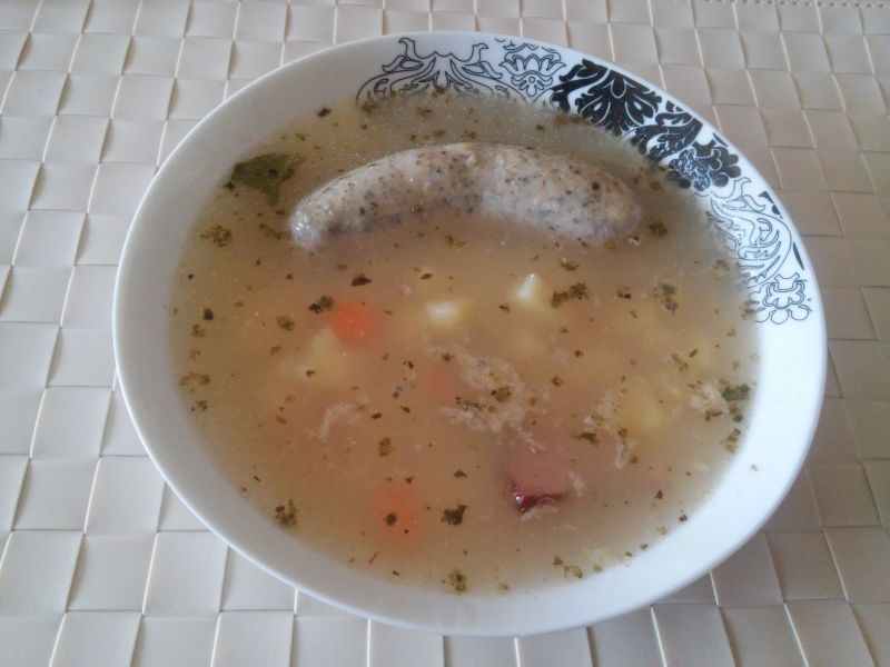 Żurek na białej kiełbasie z boczkiem
