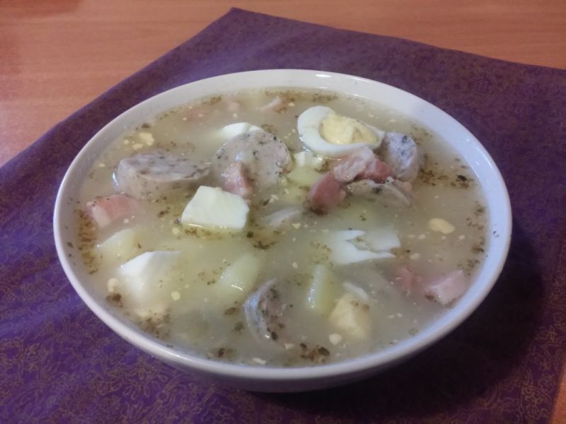 Żurek na białej kiełbasie z boczkiem i jajkiem  Żurek na białej kiełbasie z boczkiem i jajkiem