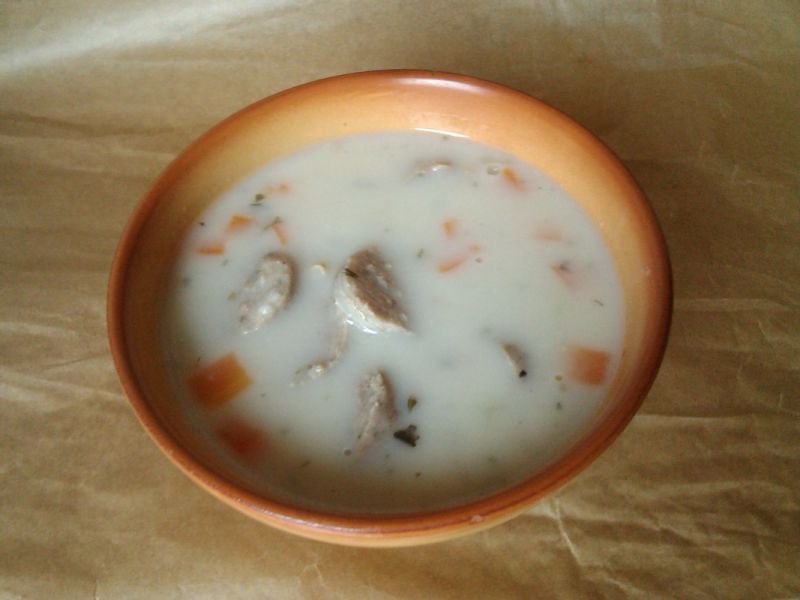 Żurek na białej kiełbasie z warzywami 