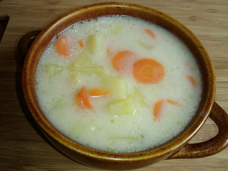 Żurek na drobiowym bulionie z warzywami Żurek na drobiowym bulionie z warzywami