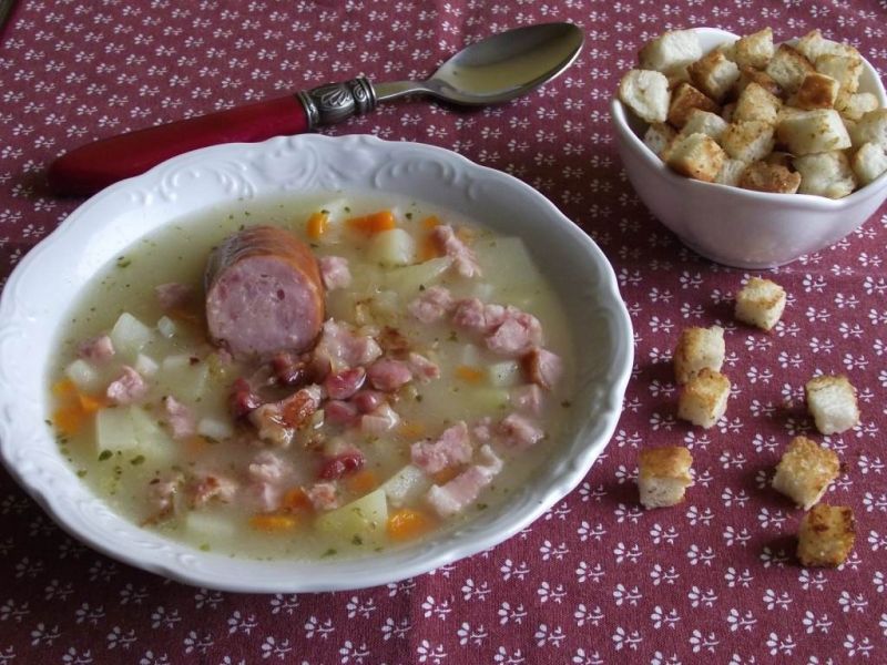 Żurek na kiełbasie śląskiej z grzankami 