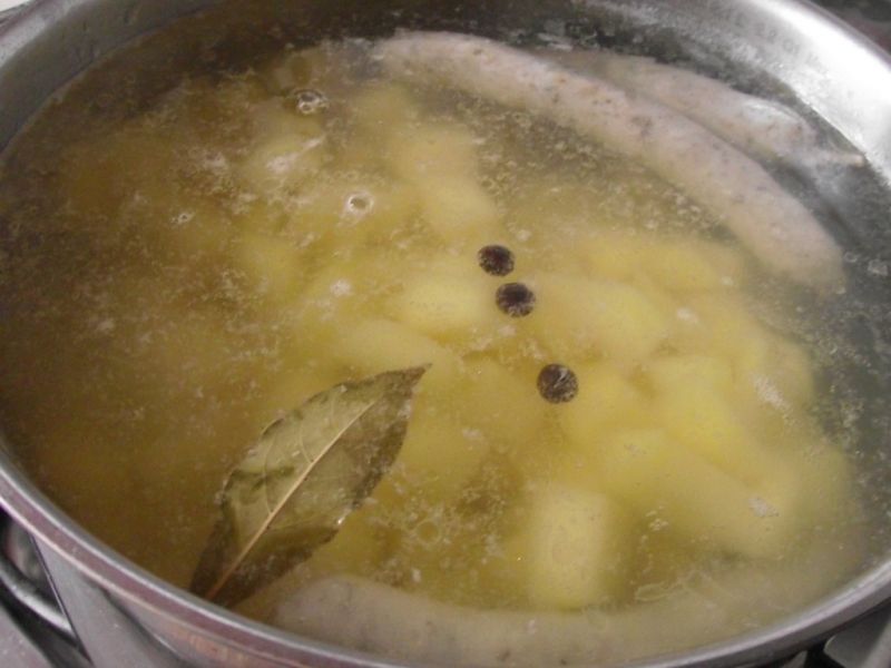 Żurek na kiełbaskach z maślanką i ziemniakami