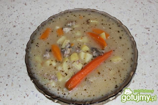 Żurek na kościach z karkówki