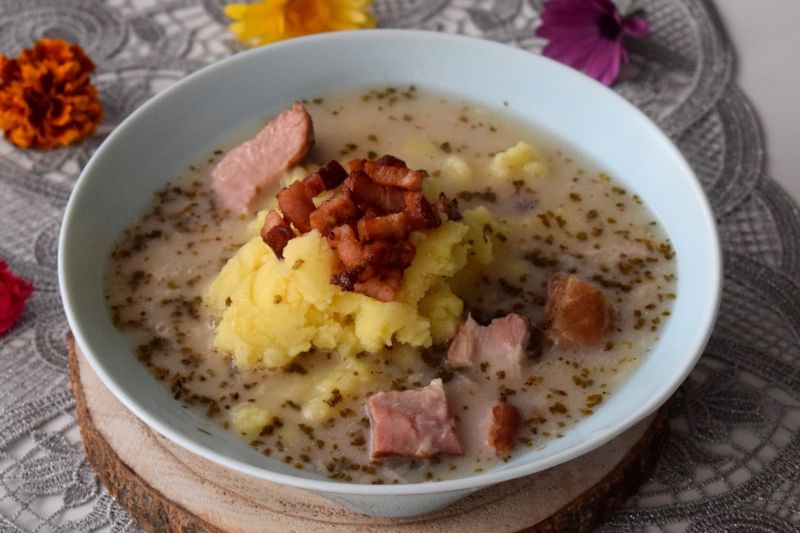 Żurek na wędzonce z tłuczonymi ziemniakami