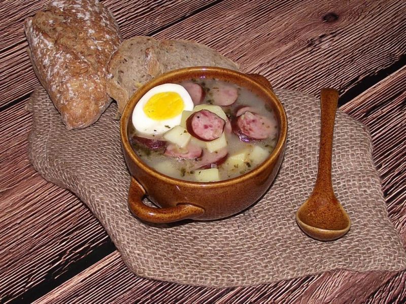Żurek na wędzonce ze smażoną cebulą i majerankiem 