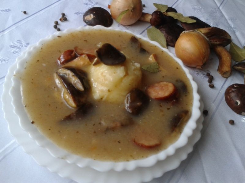 Żurek na żeberkach,boczku wędzonym z grzybami