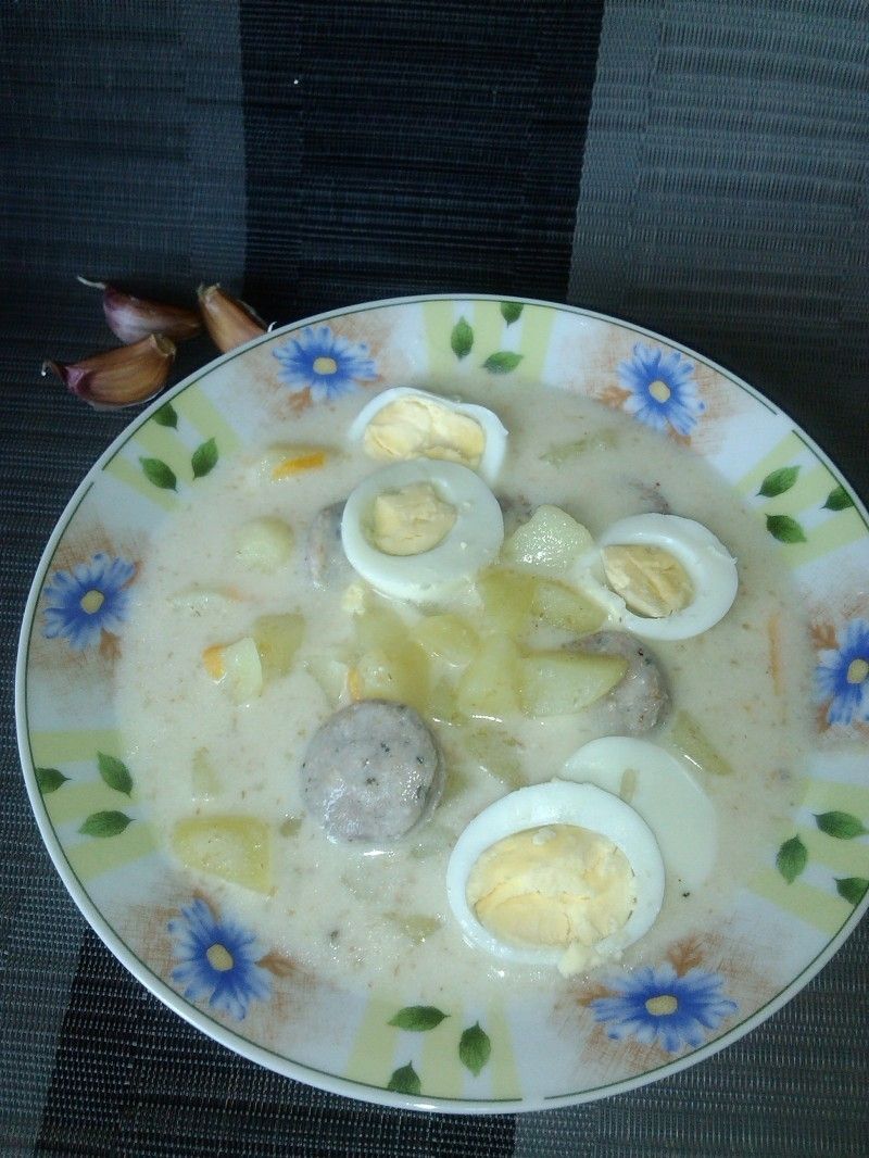 Żurek na żeberkach z białą kiełbasą 