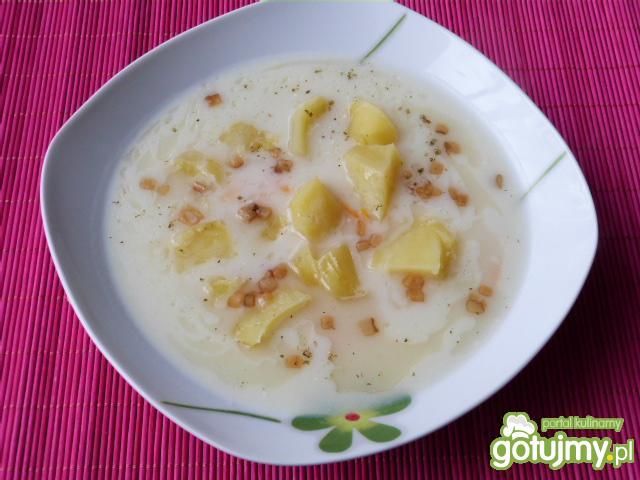 Żurek ogórkowy z ziemniakami