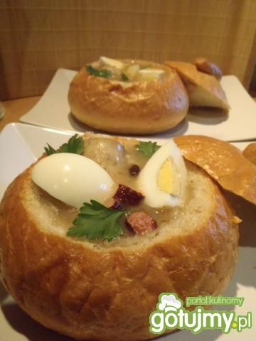 Żurek w chlebkach z kiełbasą i jajkiem