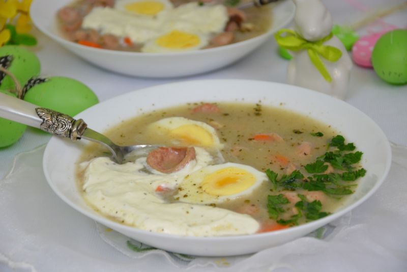 Żurek z bitą śmietaną z chrzanem i pieprzem