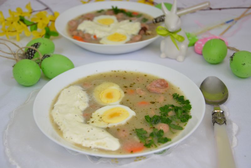 Żurek z bitą śmietaną z chrzanem i pieprzem