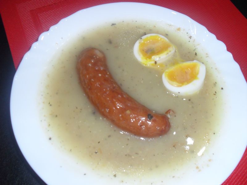 Żurek z jajkiem i kiełbaską