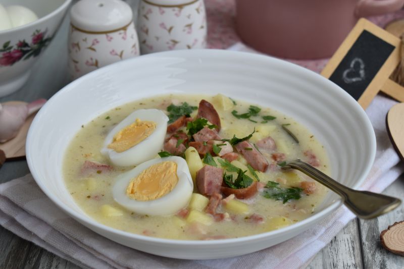 Żurek z kiełbasą, boczkiem i ziemniakami