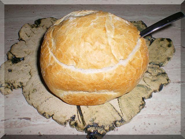 Żurek z kiełbaską j jajkiem w chlebku