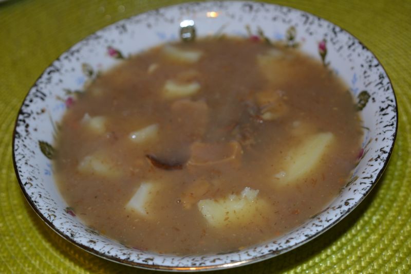 Żurek z suszonymi grzybami i ziemniakami Żurek z suszonymi grzybami i ziemniakami