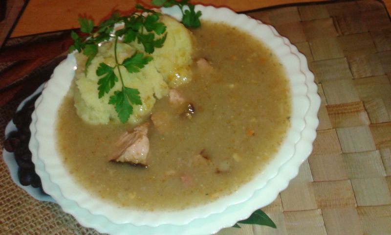 Żurek z ugniecionymi ziemniakami Żurek z ugniecionymi ziemniakami