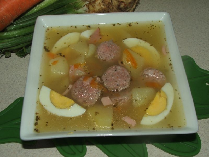 Żurek z ziemniakami i białą kiełbasą