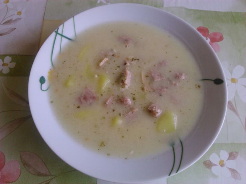 Żurek z ziemniakami i kiełbasą
