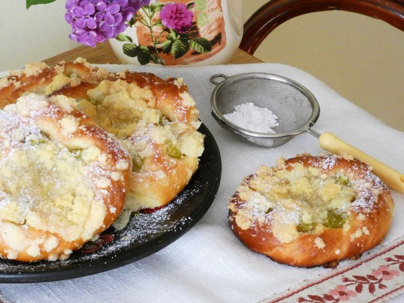 Zwijane bułki z rabarbarem 