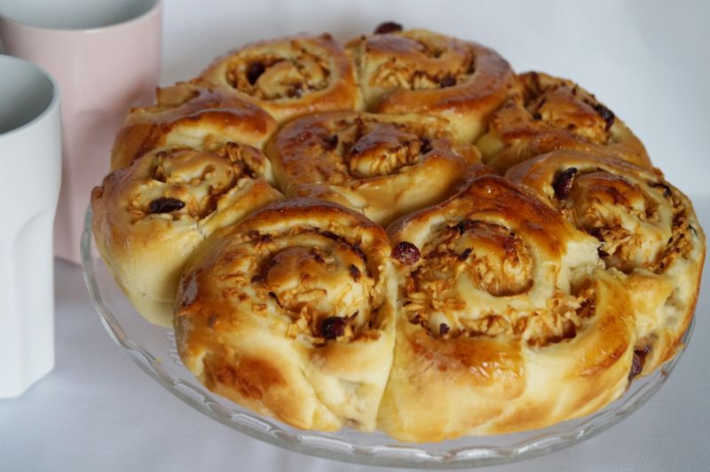 Zwijane ciasto drożdżowe z jabłkami i żurawiną