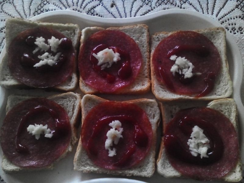 Zwykłe tosty z salami z sosami 
