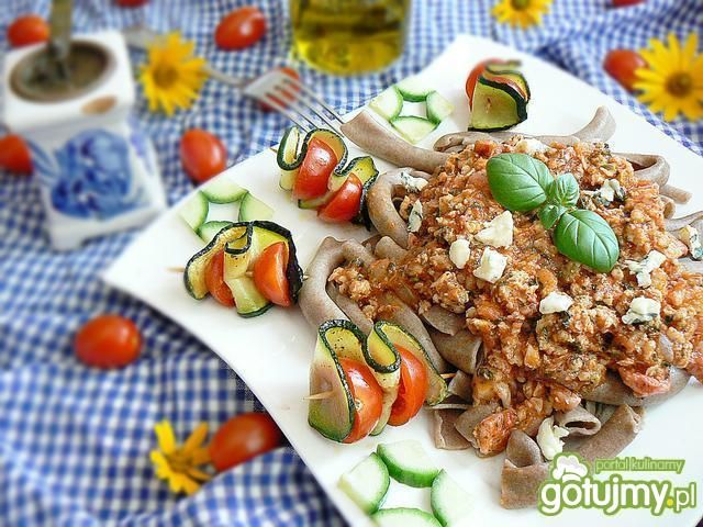 Żytni makaron z sosem i szaszłykami Żytni makaron z sosem i szaszłykami