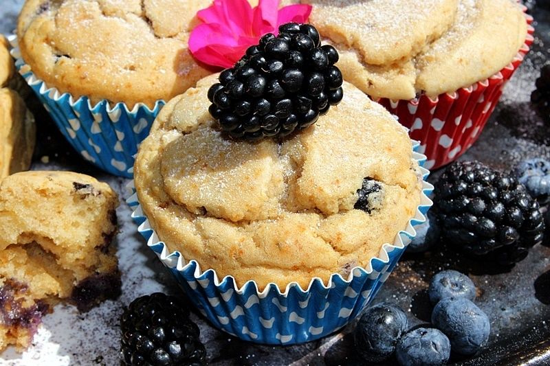 Żytnie babeczki z borówkami/jagodami i jeżynami 