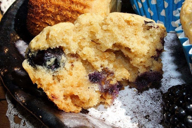 Żytnie babeczki z borówkami/jagodami i jeżynami 