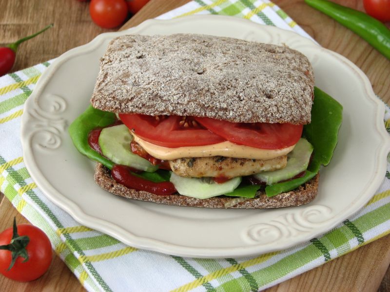 Żytnie burgery z grillowanym indykiem Żytnie burgery z grillowanym indykiem