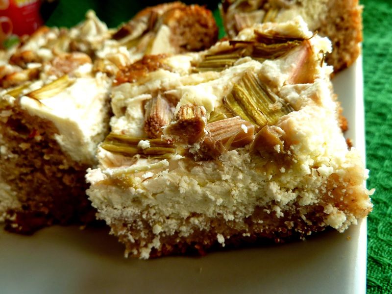 Żytnie ciasto z rabarbarem i twarogiem