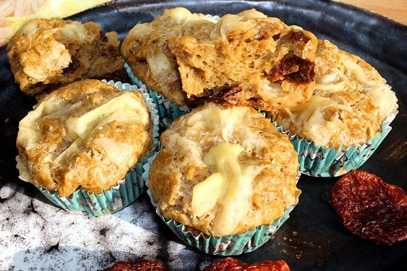 Żytnie muffiny serowe z suszonymi pomidorami