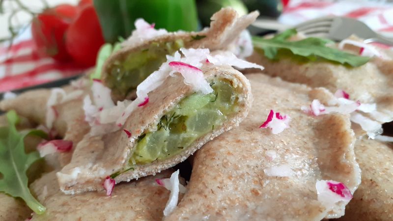 Żytnie pierogi z bobem i zielonym ogórkiem  Żytnie pierogi z bobem i zielonym ogórkiem