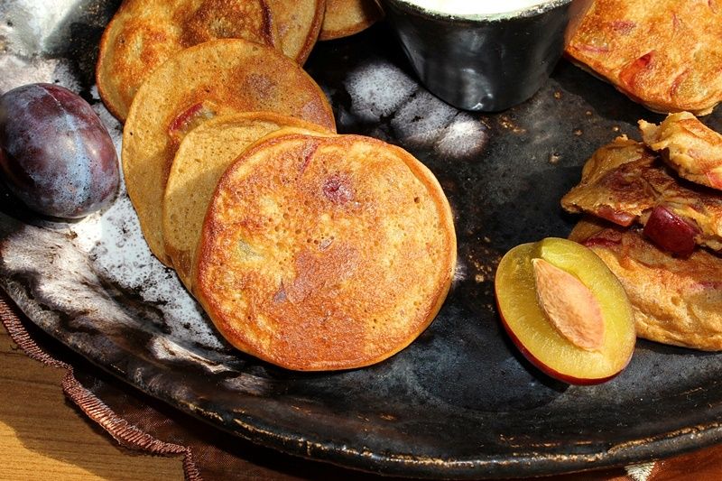 Żytnie placuszki z kakao, miodem i śliwkami 