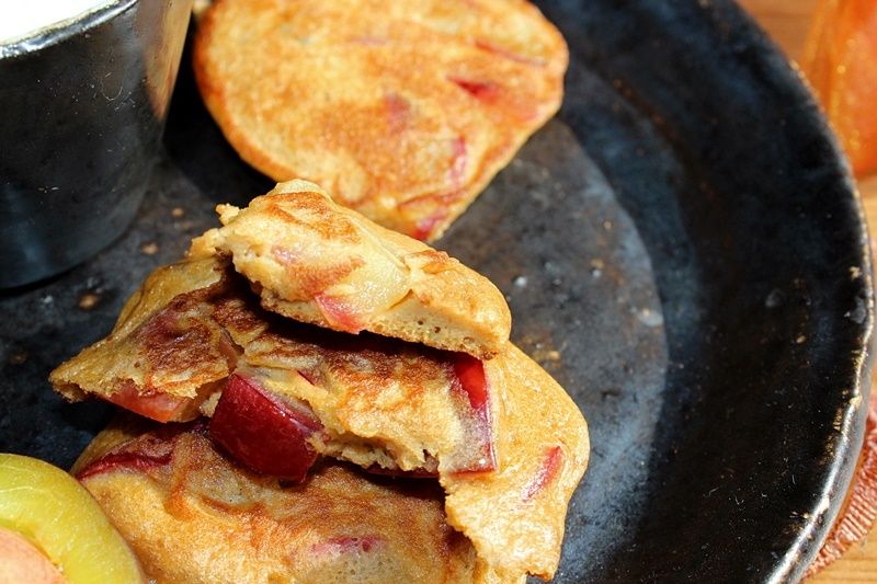 Żytnie placuszki z kakao, miodem i śliwkami 