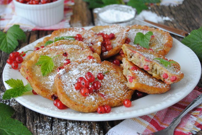 Żytnie racuszki z czerwoną porzeczką Żytnie racuszki z czerwoną porzeczką