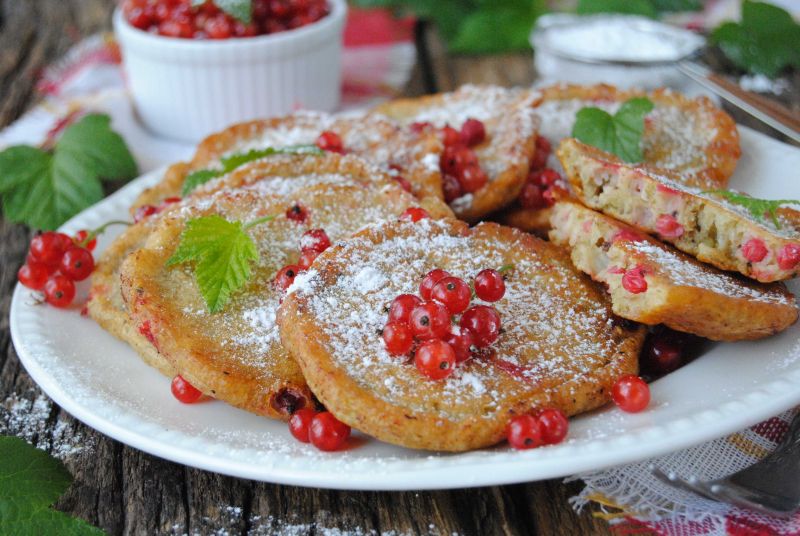 Żytnie racuszki z czerwoną porzeczką Żytnie racuszki z czerwoną porzeczką