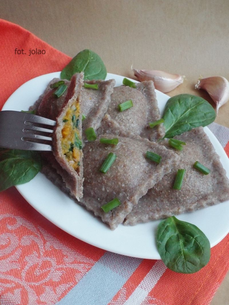 Żytnie ravioli z batatem i szpinakiem 